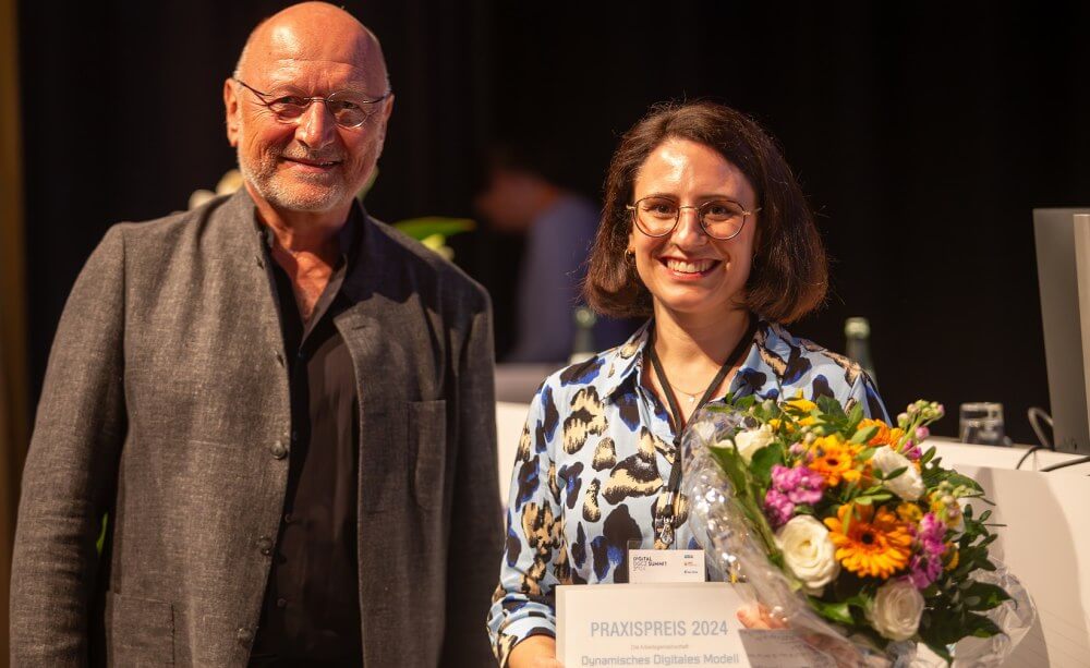 Den 1. Praxispreis der AG DDM 2024 erhielt PD Dr. Sarah K. Sonnenschein, Poliklinik für Zahnerhaltungskunde, Universität Heidelberg. Sie freute sich über 5.000 Euro Preisgeld für die Videodokumentation ihrer Arbeit „Fallbeispiel — Darstellung eines lokalen Parodontitisrezidivs“. Durch das Monitoring über 3-D-Modelle konnte sie Rezidive sichtbar machen und genau vermessen.