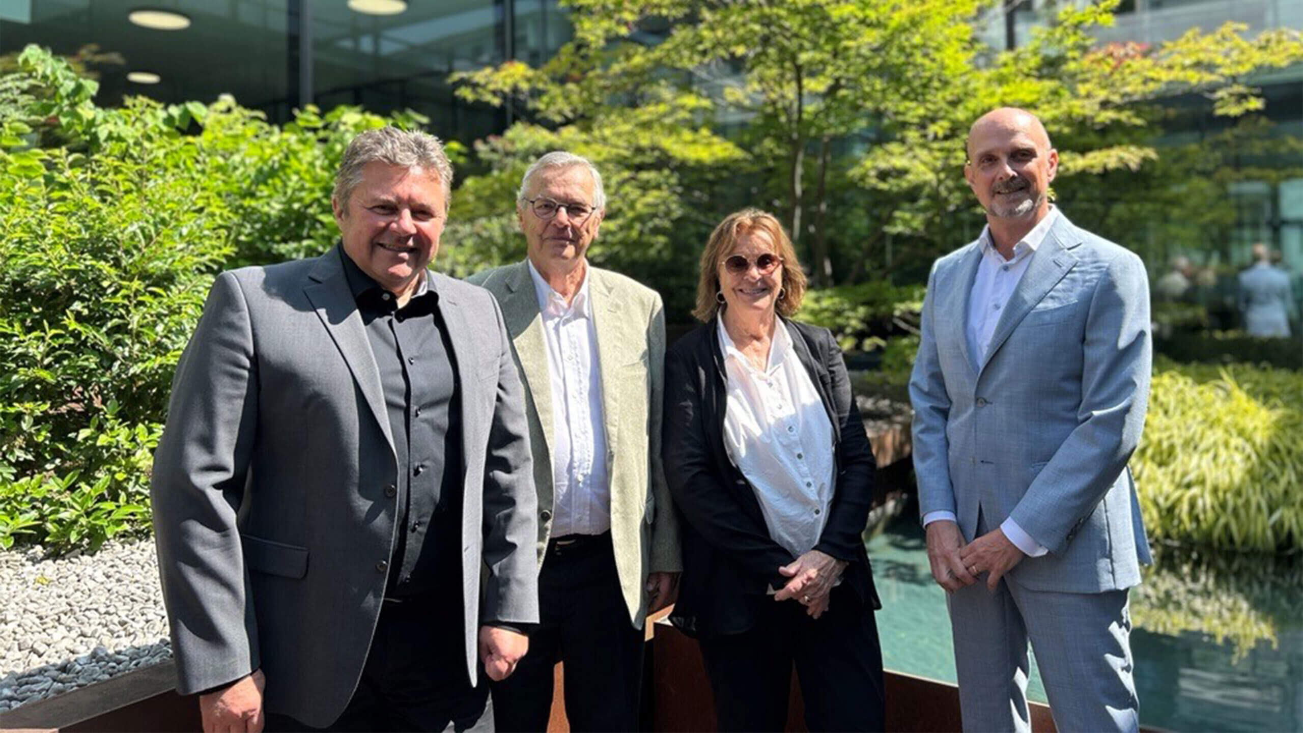 In Luzern (Schweiz) unterzeichneten (v. l. n. r.) Josef Richter, COO und Präsident der GC Europe AG, Gion Schäfer, Mitglied des Verwaltungsrats der Creation Willi Geller International AG, Evelyn Geller und Per Falk, CEO der GC International AG, den Vertrag zur vollständigen Übernahme der Creation Willi Geller International AG.