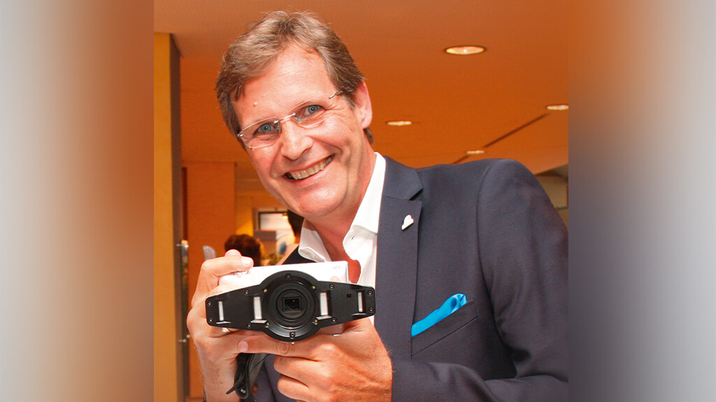 Ingo Scholten von Shofu Dental mit der EyeSpecial Dentalkamera