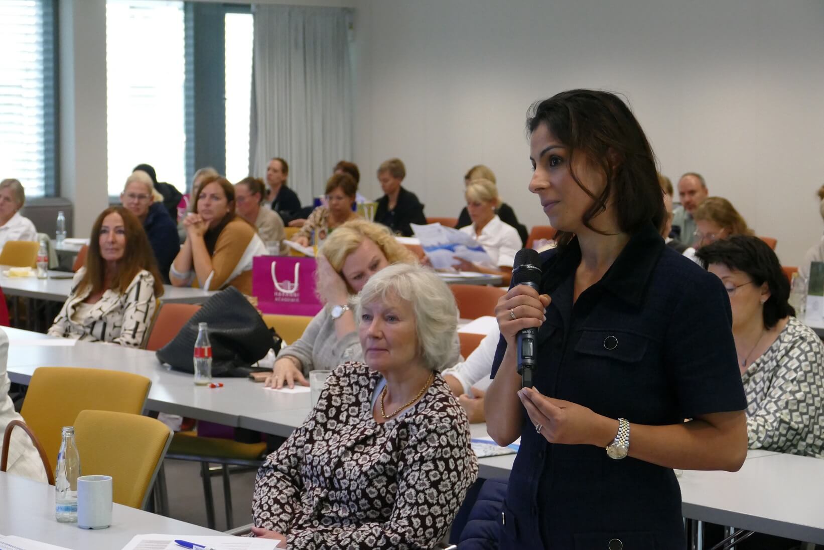Frage an den Referenten: Aydan Sachs, Dentalhygienikerin, Präsidentin BDDH und Moderatorin des Präventionsforums (stehend), und Dr. Pia-Merete Jervøe-Storm, Parodontologin und seit 2011 im Beirat des renommierten Journal of Clinical Periodontology (links im Vordergrund).