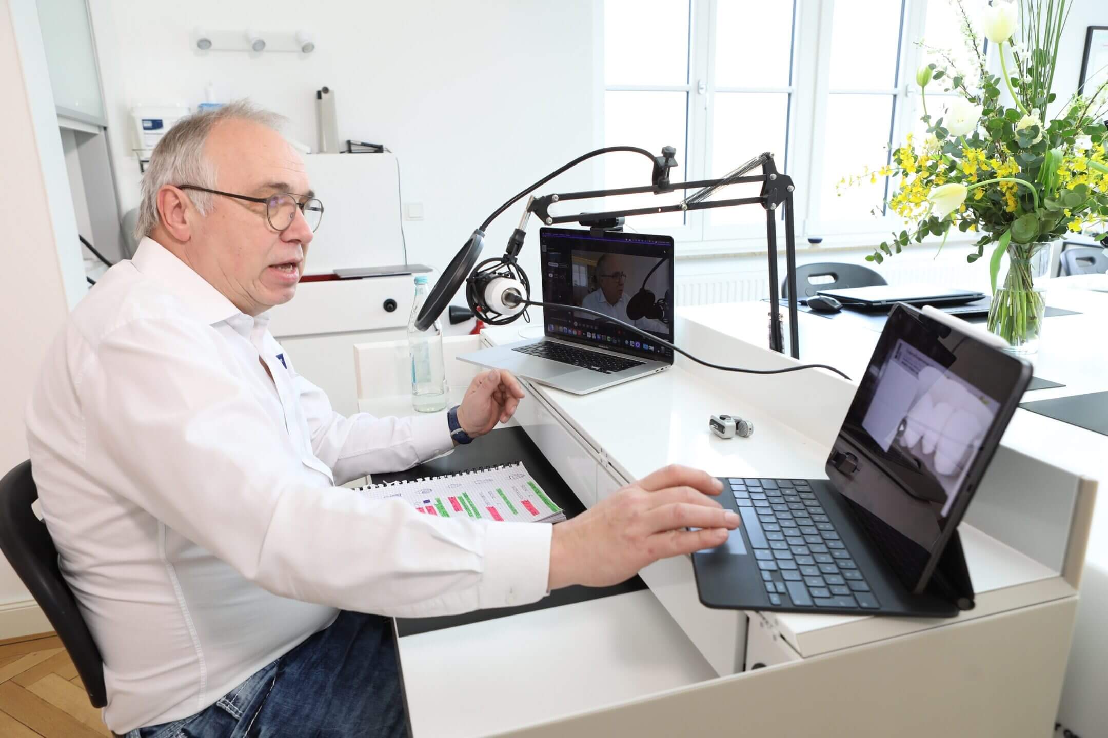 Das Webinar mit Oberarzt Dr. Uwe Blunck wurde von Dr. Andreas Kurbad, Viersen (im Bild), geleitet und moderiert. Die Webinare der Cerec Masters ermöglichen, dass viele Teilnehmer bundesweit in den Kursen interaktiv neue Erkenntnisse zu Therapiekonzepten, Werkstoffen, 3-D-Druckern und Software-Applikationen schöpfen können.