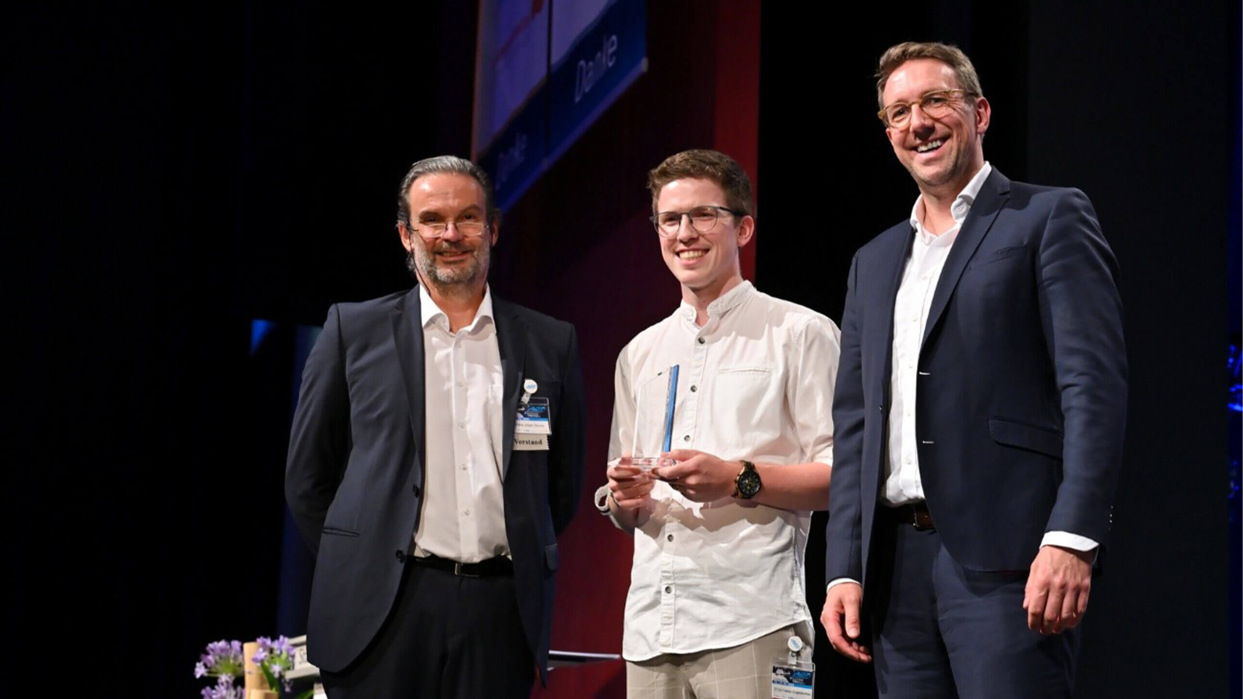Sieger und damit Empfänger des Awards im  Format „young talents“ wurde dieses Jahr Zahnarzt Jonas Rechlin (Mitte) mit seinem Vortrag  „Von Schraubenschlüsseln zu digitalen Lösungen:  Mein Weg zur innovativen Zahnmedizin“.