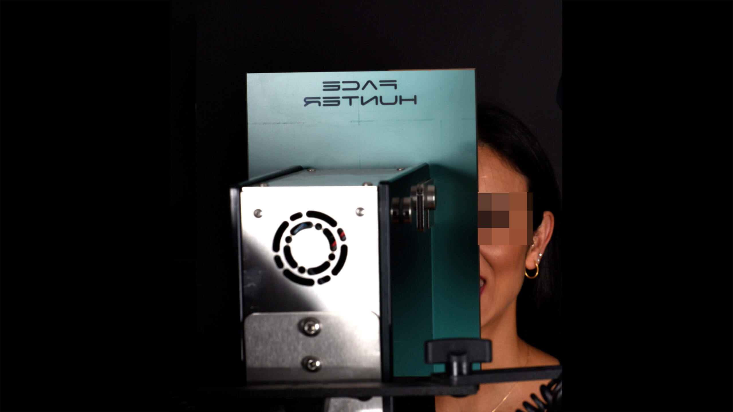 Die digitale Vermessung: Der Facescanner ermöglicht die dreidimensionale Erfassung aller relevanten Gesichtsstrukturen. Die präzise positionierte Bissschablone dient dabei als räumlicher Referenzpunkt.