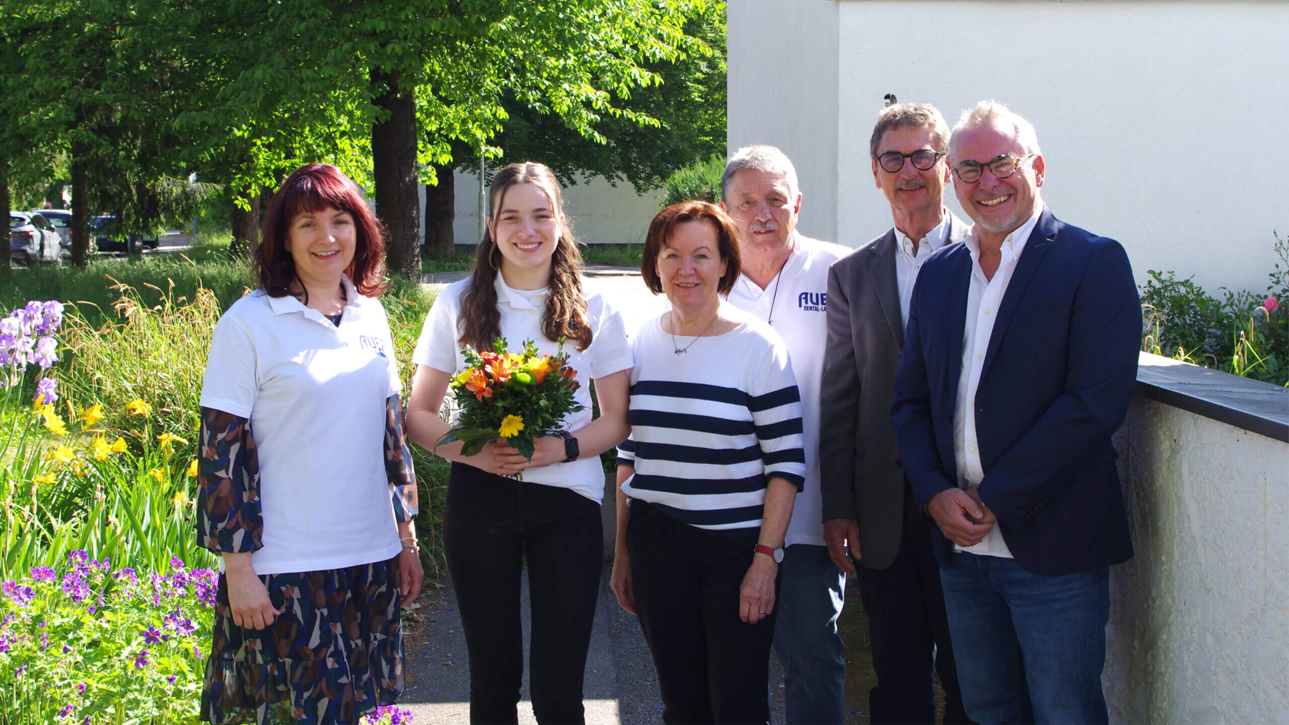 Die Veranstalter des Regensburger Förderpreises ließen es sich nicht nehmen, der Erstplatzierten Cornelia Zanuttini in ihrem Ausbildungslabor in Waldkraiburg persönlich zu gratulieren.